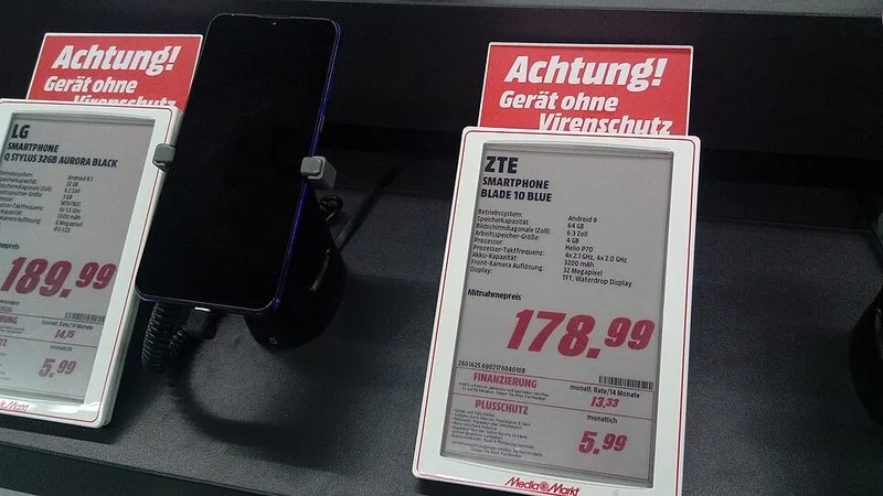 como ahorrar bateria  en zte, ZTE Blade 10 Blue expuesto en tienda con ficha de características y batería de 3200 mAh