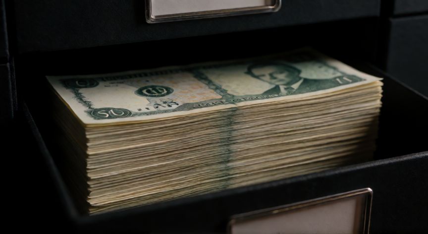 como ahorrar billetes sin que se dañen, Caja de almacenamiento archivística con billetes conservados y organizados en un lugar oscuro