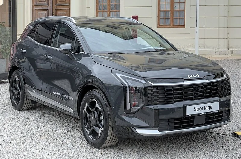 Kia Sportage gris actualizado, visto de frente en exposición