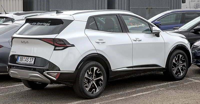 como ahorrar gasolina kia sportage, Kia Sportage blanco, vista trasera lateral aparcado