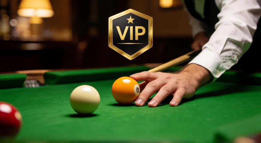 Mãos segurando cue ball sobre mesa de bilhar com selo VIP dourado