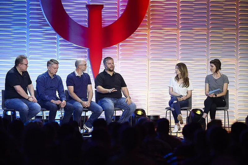 Panel de Fallout 76 en QuakeCon 2019 con el logo del juego en el escenario