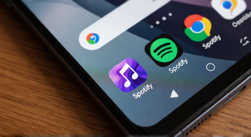 como cambiar el logo de spotify, Smartphone Android mostrando un icono de Spotify personalizado en la pantalla de inicio