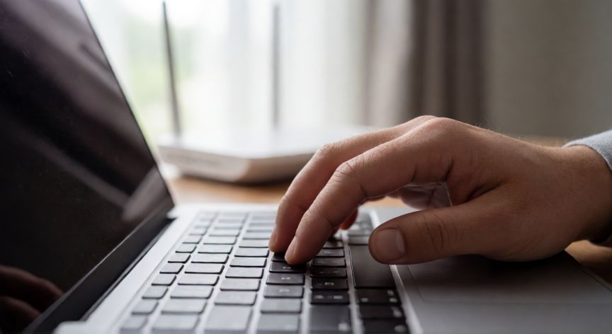 Persona escribiendo la dirección IP del router en un portátil