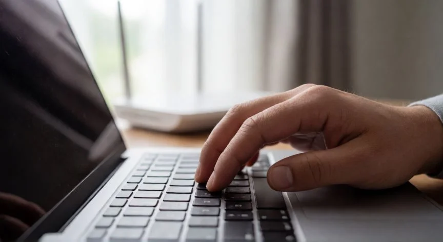 Persona escribiendo la dirección IP del router en un portátil