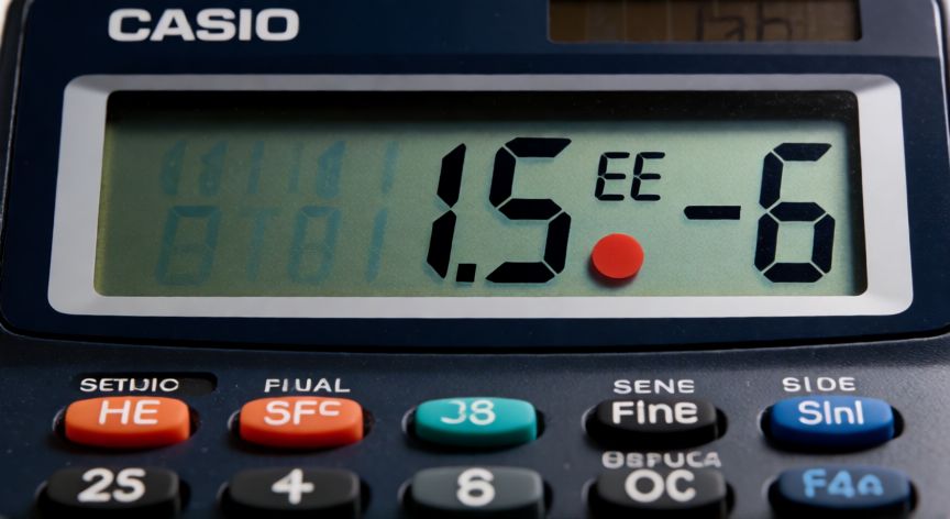 Pantalla de calculadora científica mostrando la entrada de un número en notación científica con el botón EE