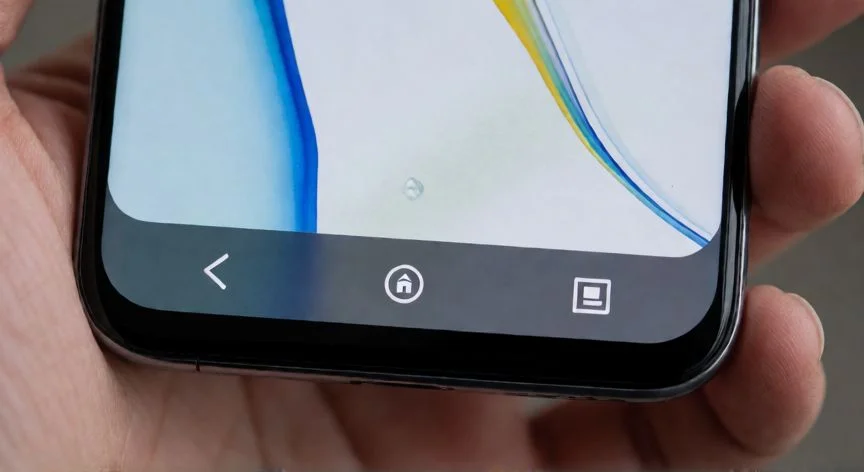 Pantalla de móvil mostrando los botones táctiles de navegación