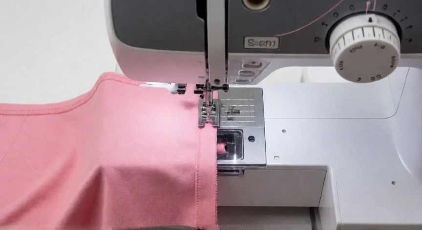 como coser con hilo de goma en la canilla, Máquina de coser con puntada recta sobre tela elástica usando hilo de goma en la canilla