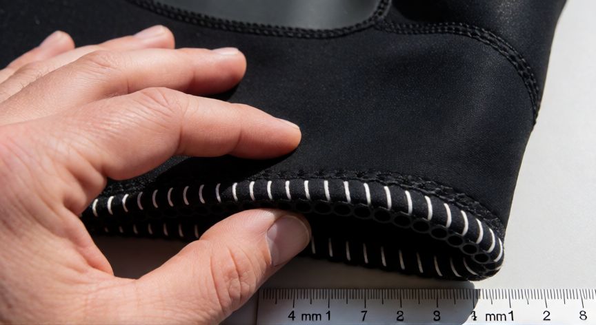 como coser neopreno a mano, Costura final a puntada atrás en neopreno con hilo de poliéster blanco