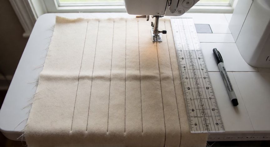 como coser recto a maquina, Retal de algodón con varias líneas de costura recta paralelas practicadas a 2 cm de separación