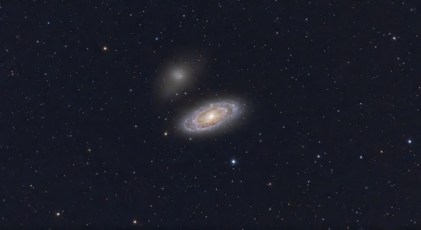como encontrar a ton 618 en stellarium, Representación realista de una galaxia tenue como Ton 618 observada a gran aumento sobre fondo estelar oscuro