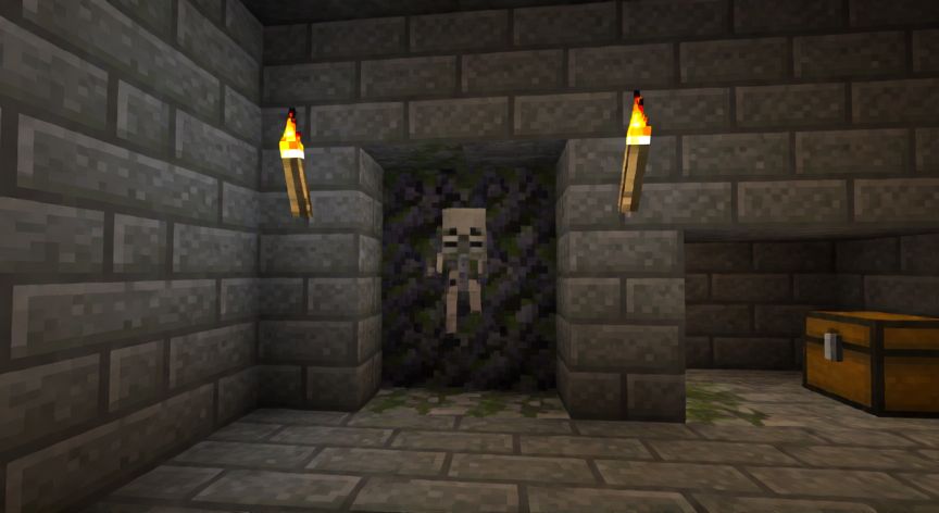 como encontrar cofres del tesoro en minecraft, Mazmorra de Minecraft con puerta de mampostería y cofre del tesoro