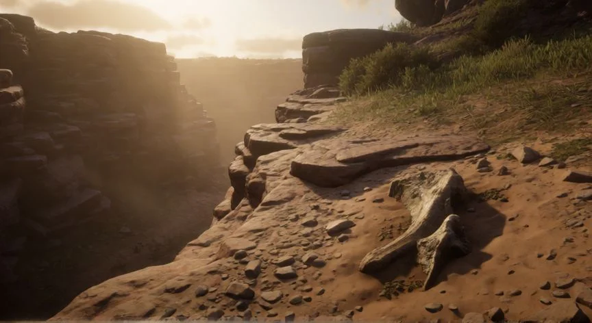Hueso de dinosaurio parcialmente enterrado en una cañada rocosa de Red Dead Redemption 2
