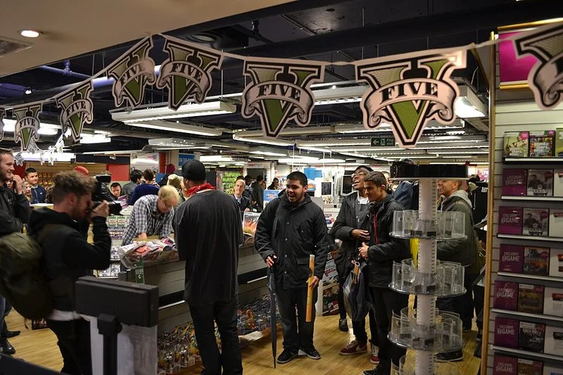 Decoración del lanzamiento de GTA V en tienda con banderines del logo FIVE