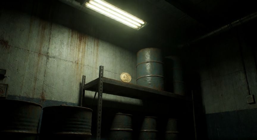 como encontrar los 3 medallones resident evil 2, Interior del garaje de la comisaría con estantería y medallón dorado visible