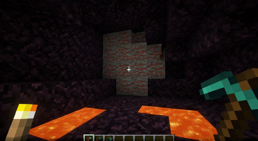 como encontrar netherite en minecraft bedrock, Jugador en el Nether buscando Ancient Debris con una picota de diamante