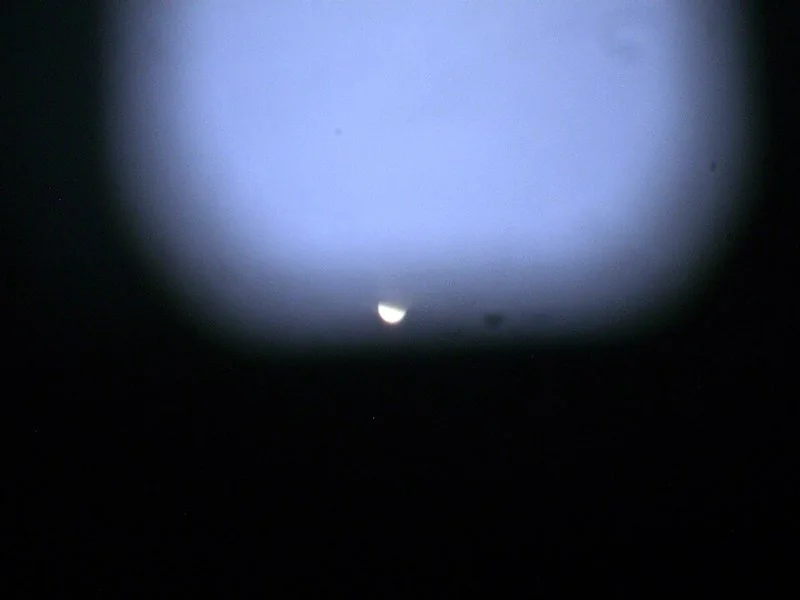 Venus brillando bajo en el horizonte oeste al crepúsculo
