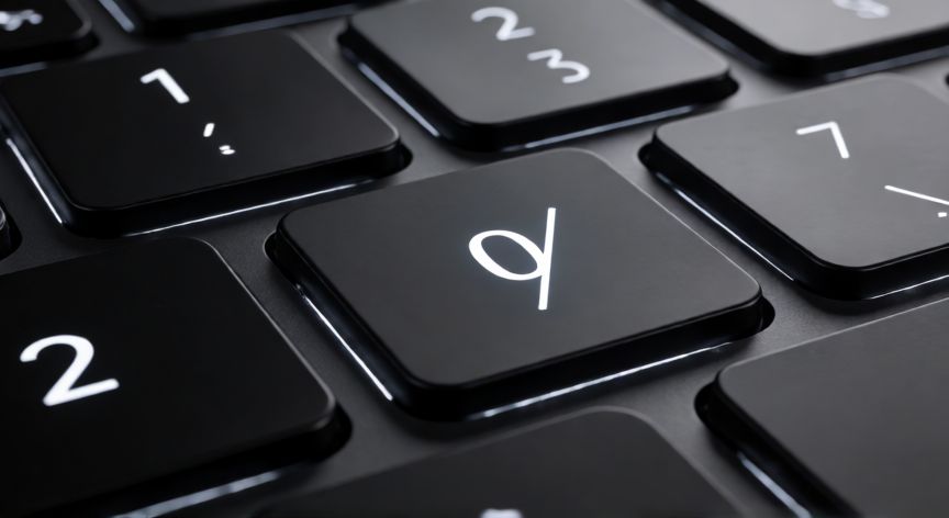 como hacer 0 con raya, Teclado de ordenador con detalle en la tecla del cero