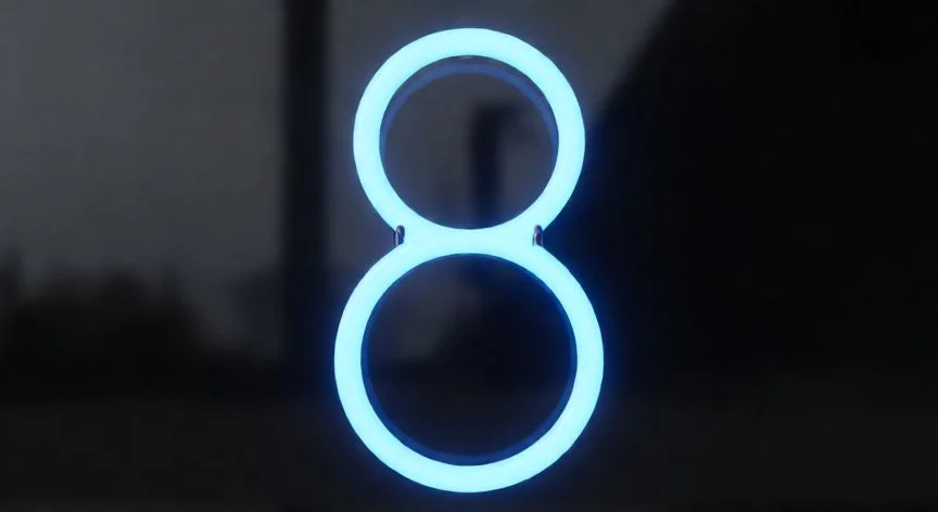 Número ocho de neón azul brillante sobre fondo oscuro estilo digital