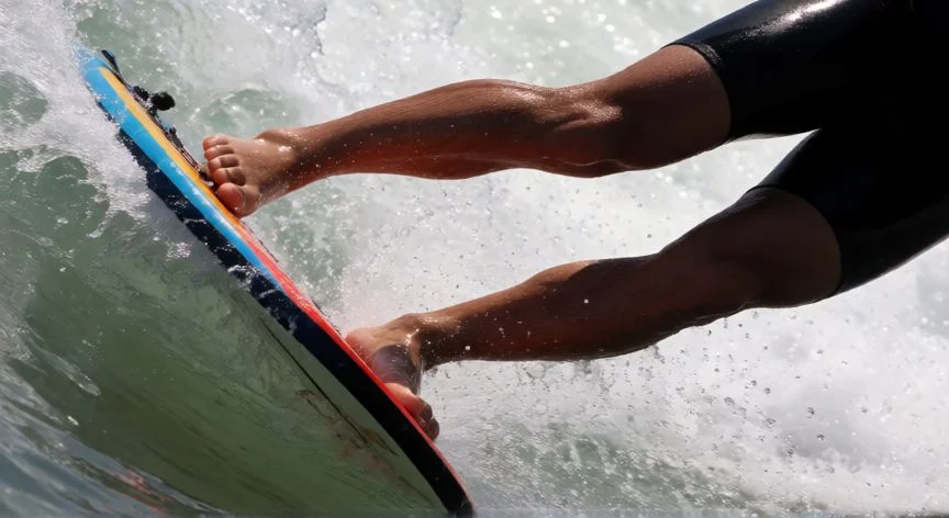 como hacer 360 en bodyboard, Detalle de las piernas y pies ejecutando el impulso para el giro en bodyboard