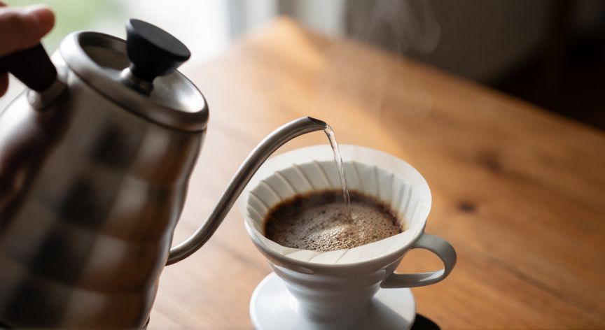 como hacer cafe, Viendo agua en un cafetero de filtro V60 con vapor subiendo