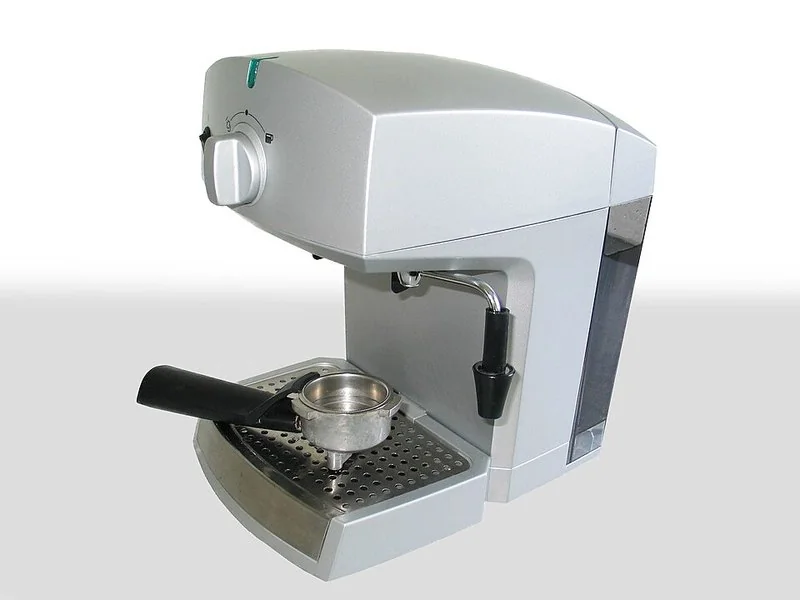 Cafetera espresso plateada con boquilla de vapor y depósito lateral de agua