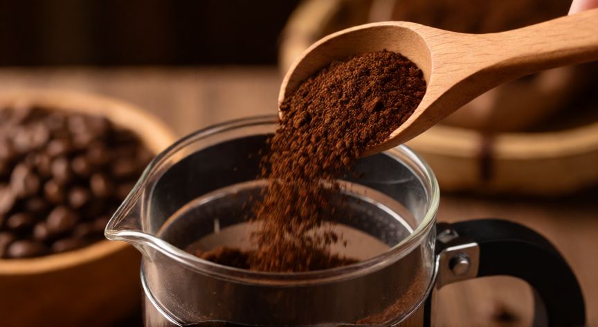 como hacer cafe en prensa francesa, Molienda gruesa de café para prensa francesa en primer plano