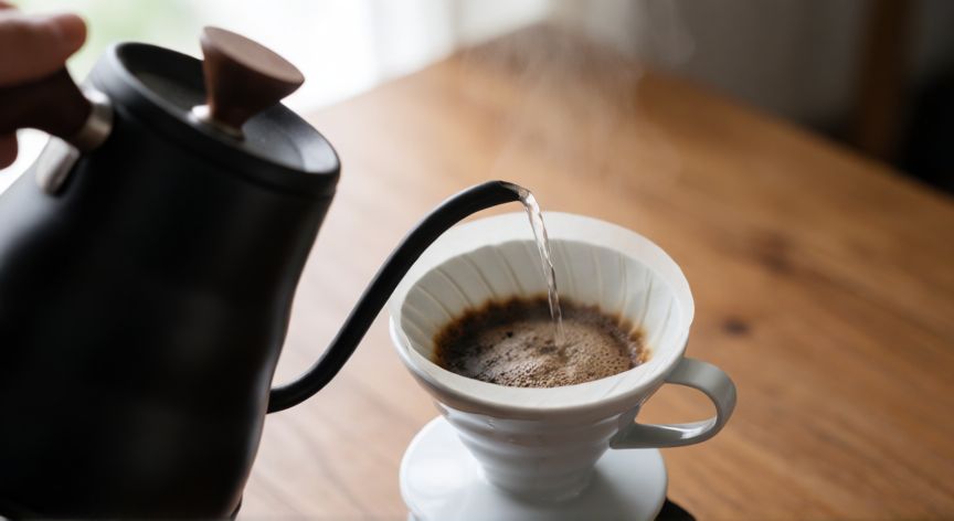 como hacer cafe fresquito, Vertiendo agua caliente en un filtro V60 para preparar café de especialidad