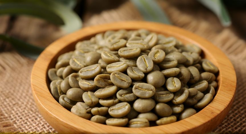como hacer cafe organico, Granos de café orgánico verde en un cuenco de madera