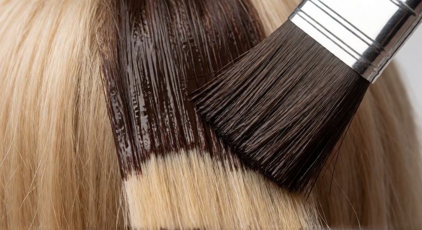 como hacer cafe oscuro con esmaltes, Aplicación de esmalte marrón sobre mechas de cabello claro