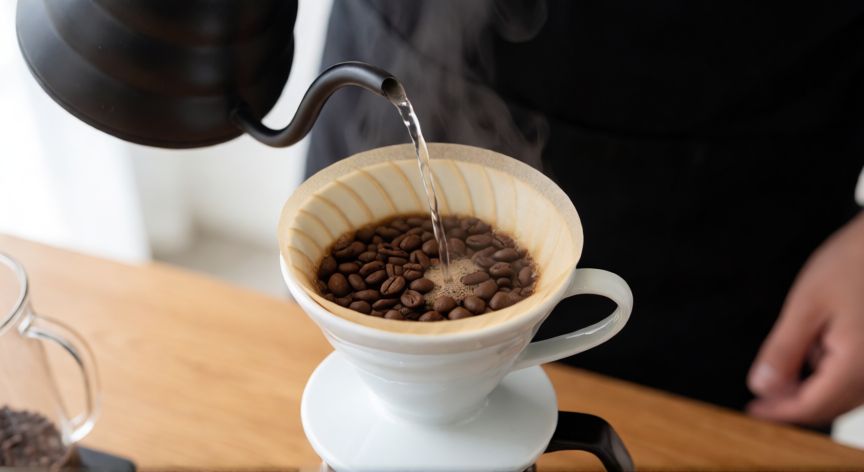 como hacer cafe tipo starbucks, Barista preparando café en método V60 con agua caliente