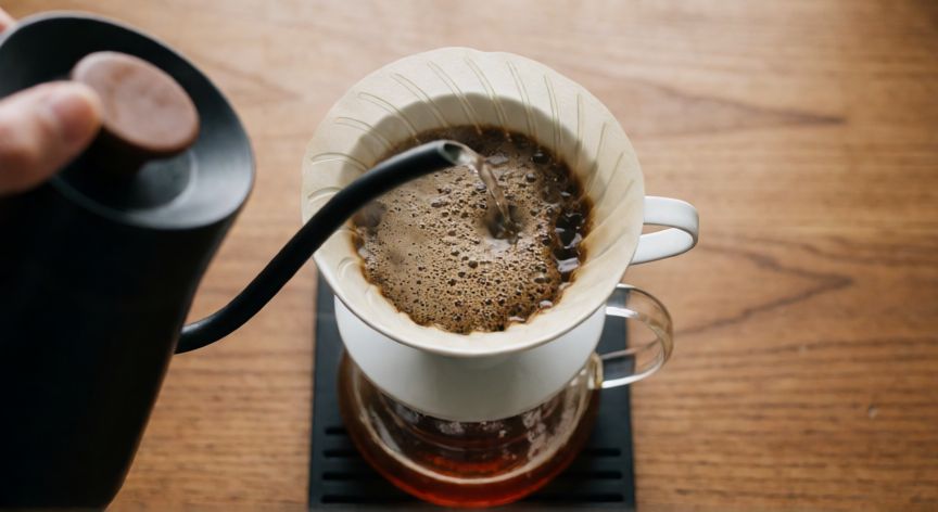como hacer cafe v60, Vertiendo agua caliente con pichera de cuello de ganso en el método V60
