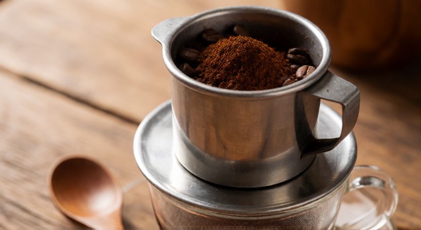 como hacer cafe vietnamita, Cafetera de goteo vietnamita con café molido listo para preparar