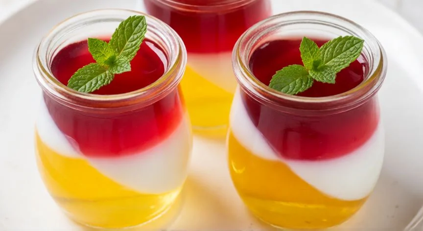 como hacer gelatina casera, Gelatina casera de fruta con fresas y arándanos en un bol de cristal