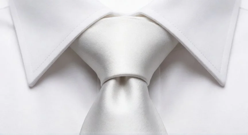 como hacer nudo de corbata elegante, Detalle macro de un nudo de corbata Four in Hand perfecto y elegante