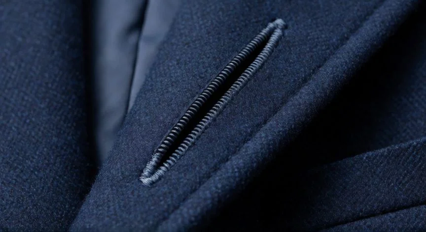 como hacer ojales a mano, Mesa de trabajo con materiales para coser ojales a mano: tijeras, hilo, botones y entretela