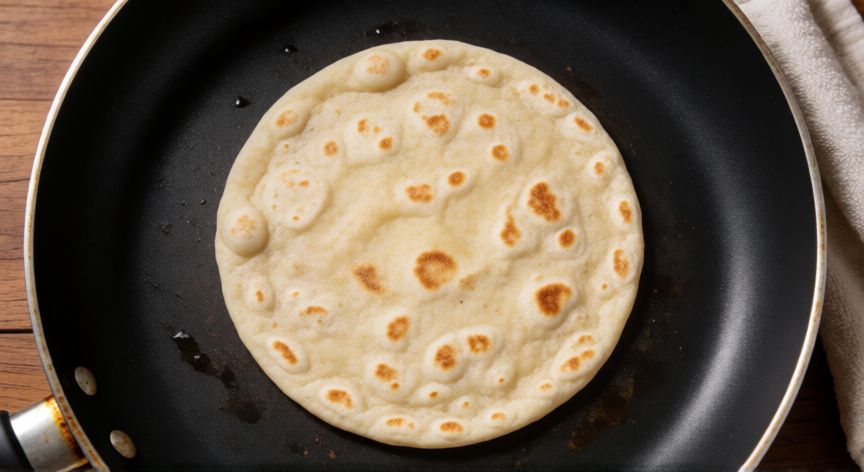 como hacer pan de wrap, Tortilla de wrap dorándose en sartén antiadherente