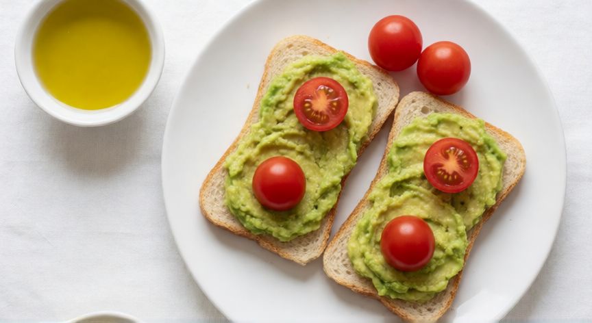 como hacer pan que no engorde, Porciones de pan ligero con aguacate y tomate cherry para un desayuno saludable