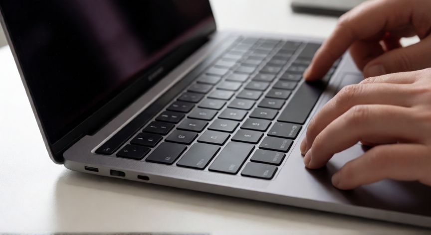 como hacer pantallazo en mac, Manos presionando atajos de teclado en un Mac para capturar pantalla