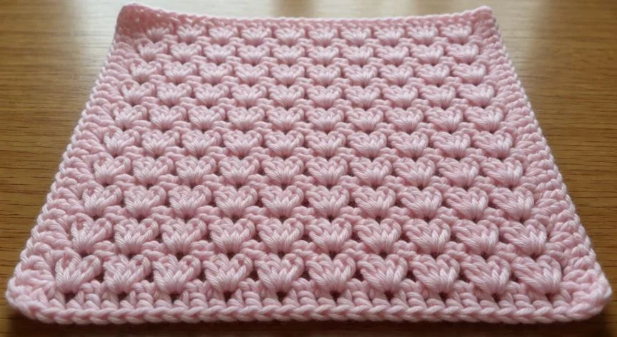 como hacer punto jazmin a crochet, Muestra terminada de punto jazmín a crochet en algodón lavanda con textura floral