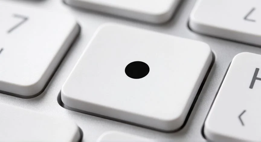 Símbolo de punto negro sobre un teclado de computadora