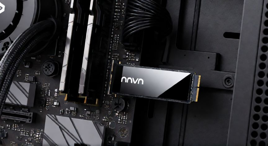como hacer que ordenador vaya mas rapido, Vista interior de un PC instalando una unidad SSD y módulos de memoria RAM