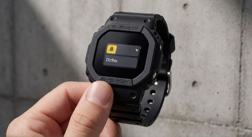 como hacer que suene cada hora reloj casio, Pulgar presionando el botón de ajuste en un reloj Casio G-Shock