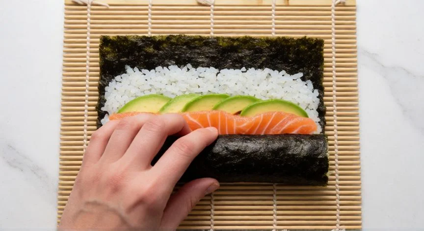 como hacer sushi en casa, Proceso de enrollado de sushi con alga nori y relleno fresco