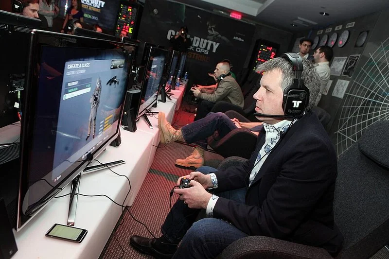 como hacer xp lobby bo2 ps5, Asistente prueba el menú Create a Class de Call of Duty: Black Ops en una pantalla con mando