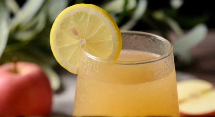 como hacer zumo de manzana, Vaso de zumo de manzana fresco con rebanada de limón