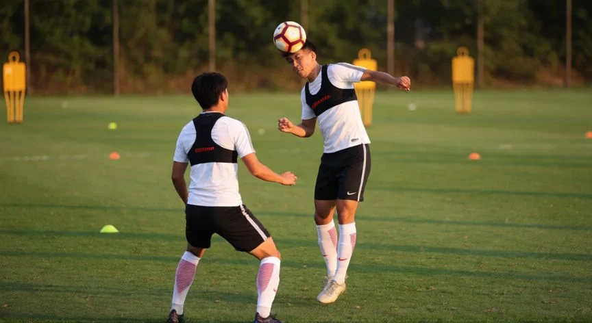 como mejorar como defensa, Entrenamiento de juego aéreo entre dos defensas en una sesión de campo