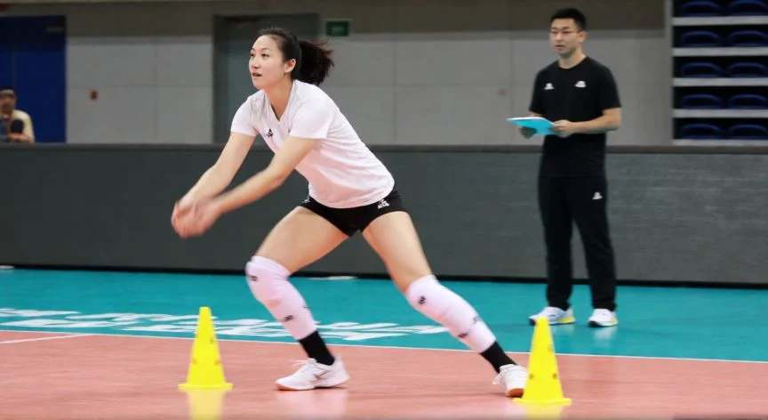 como mejorar como libero, Entrenamiento de agilidad lateral del líbero entre conos en pabellón deportivo