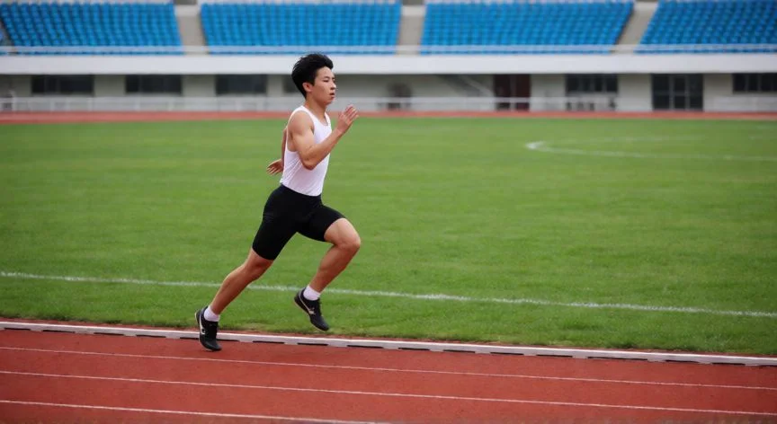 Atleta corriendo los 400 metros en curva de pista de atletismo