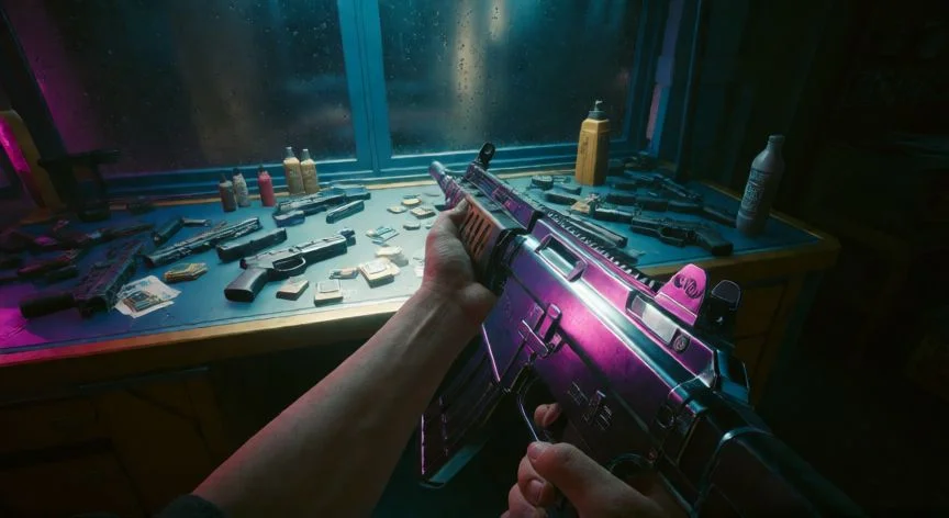 como mejorar mis armas en cyberpunk 2077, Arma de asalto futurista siendo modificada en un taller cyberpunk con luces neón